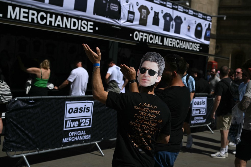 Oasis em Manchester: entusiasmo se estende por toda a cidade — Foto: OLI SCARFF / AFP