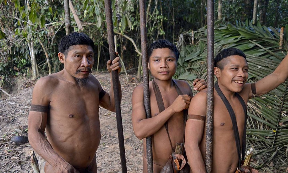 Índios Korubo contatados em 2015: a lei determina que iniciativas de aproximação com grupos isolados devem partir deles próprios, cabendo ao governo federal proteger suas terras  — Foto: Funai/Agência O Globo