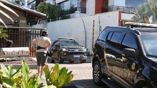 Polícia Federal no condomínio de Carlos Bolsonaro, no Rio — Foto: Márcia Foletto