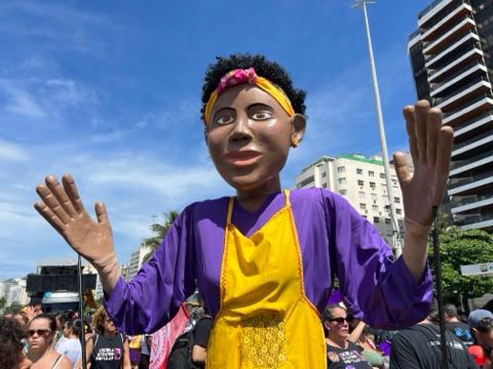 Boneca representando a vereadora Marielle Franco durante ato do Dia Internacional da Mulher na orla de Copacabana — Foto: Ana Branco/O Globo