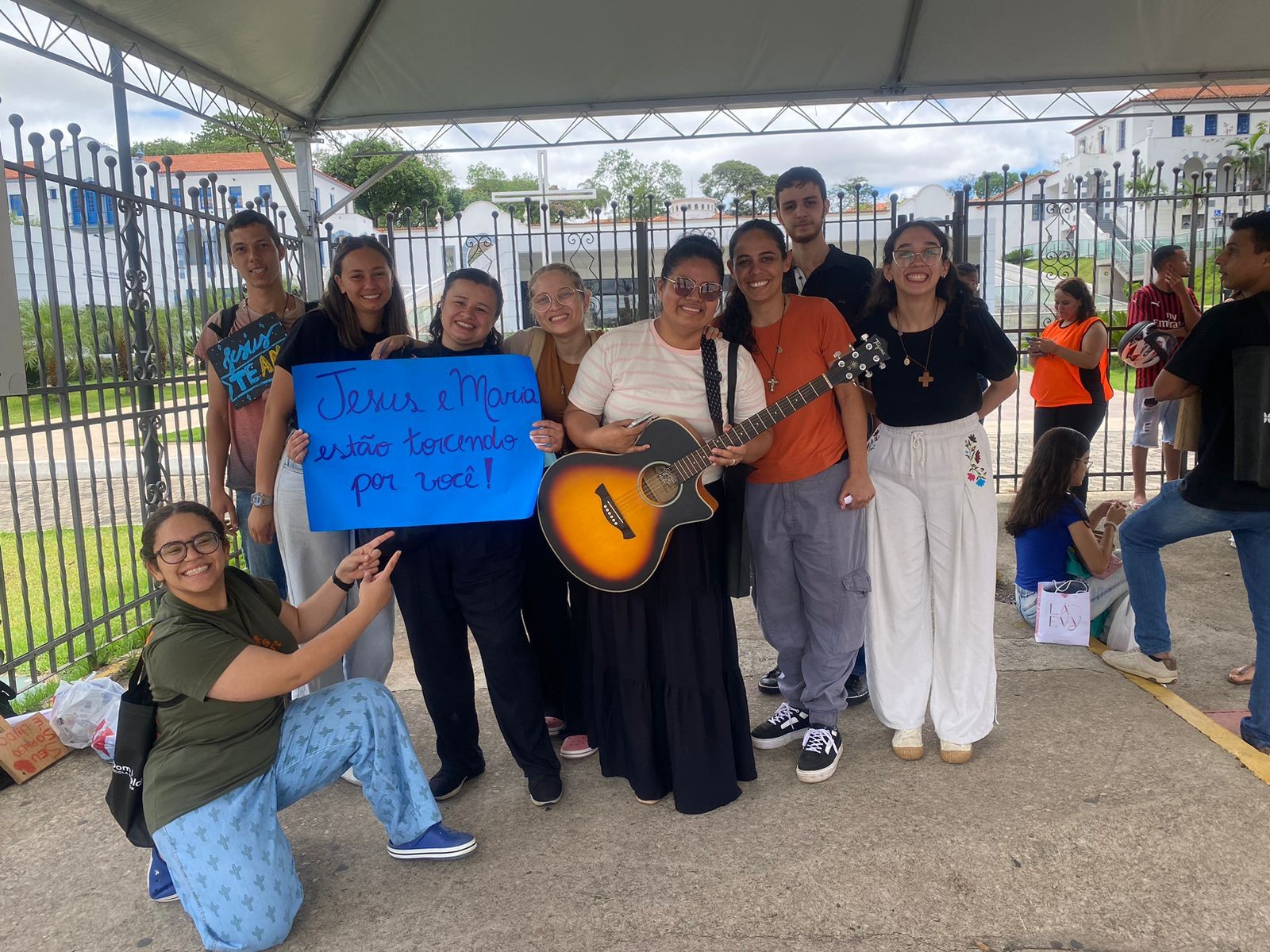 Música, oração e conversa: grupo de jovens oferecem ajuda para candidatos do Enem, em BH