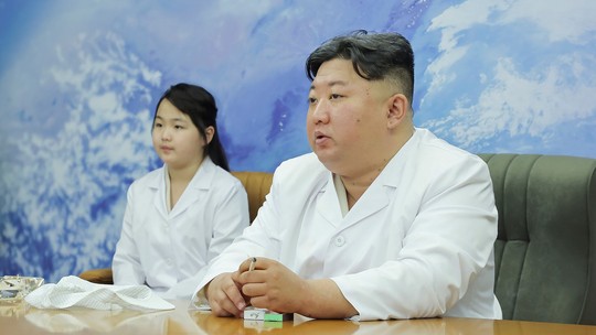 Kim Jong-un inspeciona primeiro satélite espião norte-coreano e aprova plano de 'ação futura' para seu uso
