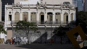 Pr&eacute;dio hist&oacute;rico que abrigou Centro Cultural Carioca vive deteriora&ccedil;&atilde;o na Pra&ccedil;a Tiradentes