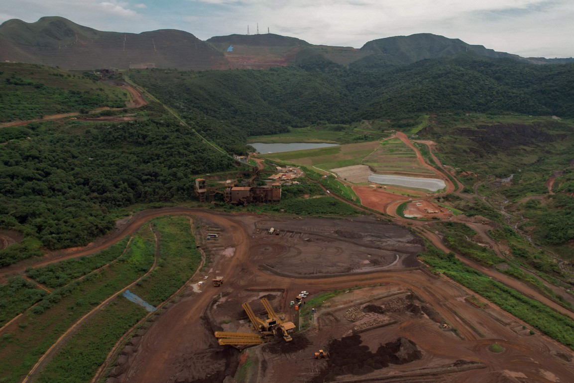 Aerial view of part of the area where the Vale Dam is located, destroyed by mud and where the Brumadinho search station is today — Photo: Douglas Magno / AFP