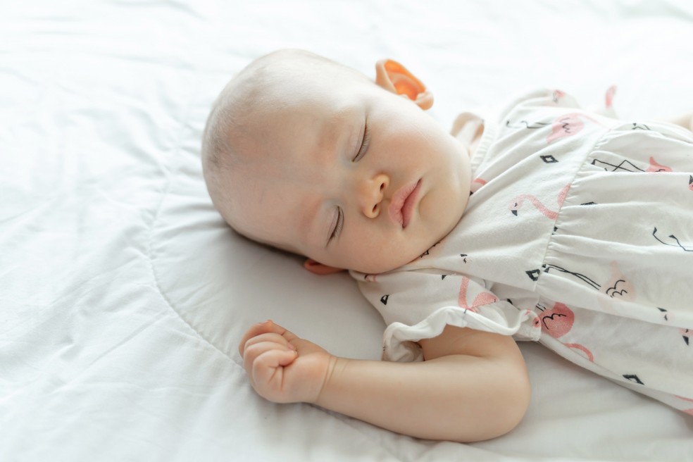 Bebê deve dormir de barriga para cima — Foto: Freepik