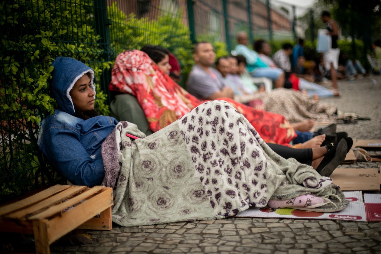 Fila para recadastramento no CadÚnico. Pessoas dormiram na fila, mas nem todos conseguiram uma senha — Foto: Brenno Carvalho/Agência O Globo