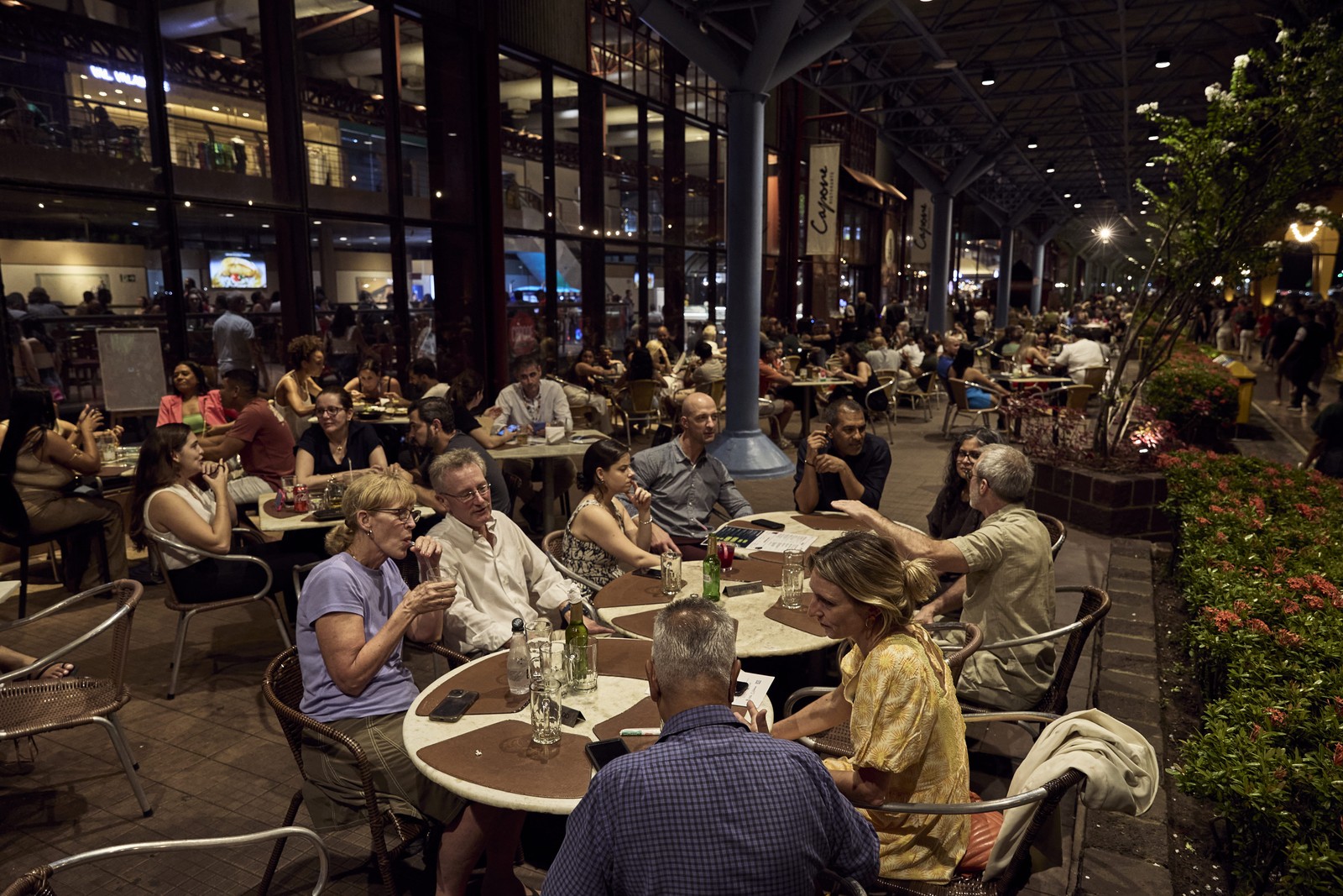 Katherine Romanak, norte-americana, e Tim Dixon, britânico, pesquisadores, jantam com um grupo de colegas na Estação das Docas em Belém — Foto: Marina Calderon