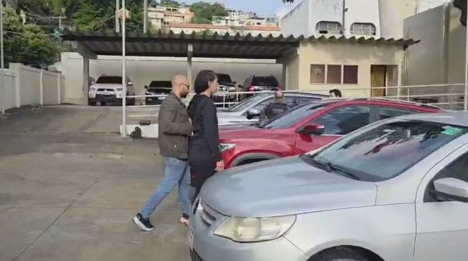 Mulher é presa na Praça Seca acusada de dar 34 facadas na ex-nora; vítima sobreviveu e está internada