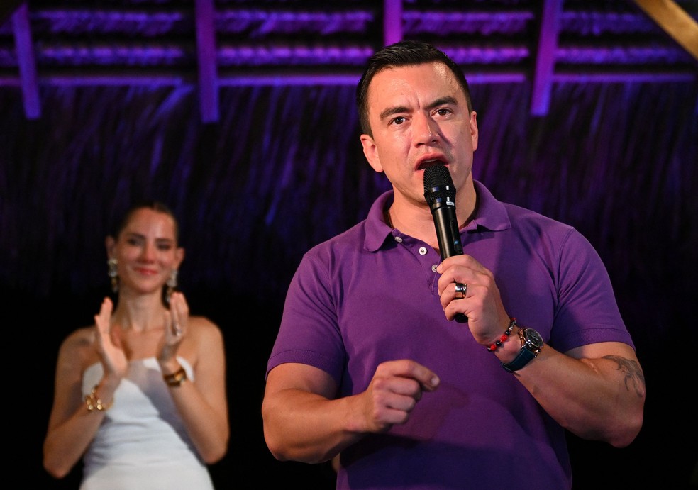 Noboa discursa acompanhado pela esposa, Lavinia, após vitória eleitoral no domingo — Foto: Raul Arboleda/AFP