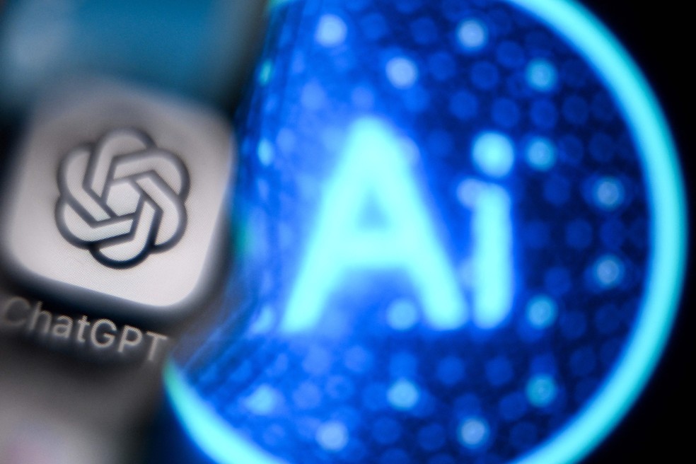 Grandes do setor. A OpenAI (acima) fará reestruturação em busca de ganhos financeiros, enquanto a Nvidia (ao lado) vai investir em novo mercado de chips — Foto: Kirill KUDRYAVTSEV/AFP/27-11-2024