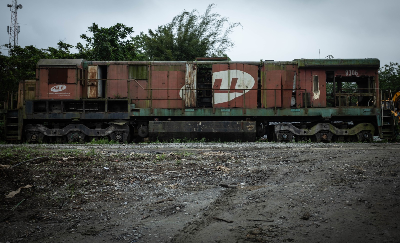 Locomotiva descartada em São Vicente — Foto: Maria Isabel Oliveira