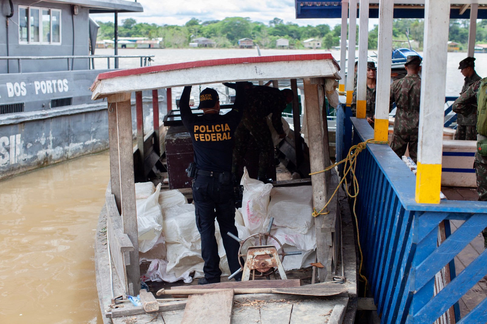Perito da Polícia Federal examina um barco apreendido pela Força Tarefa para o resgate de Bruno e Dom Phillips.  — Foto: João LAET / AFP