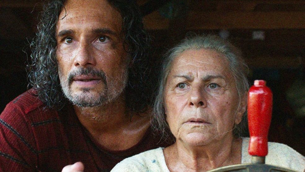 Rodrigo Santoro e Denise Weinberg em cena do filme'O último azul' — Foto: Divulgação