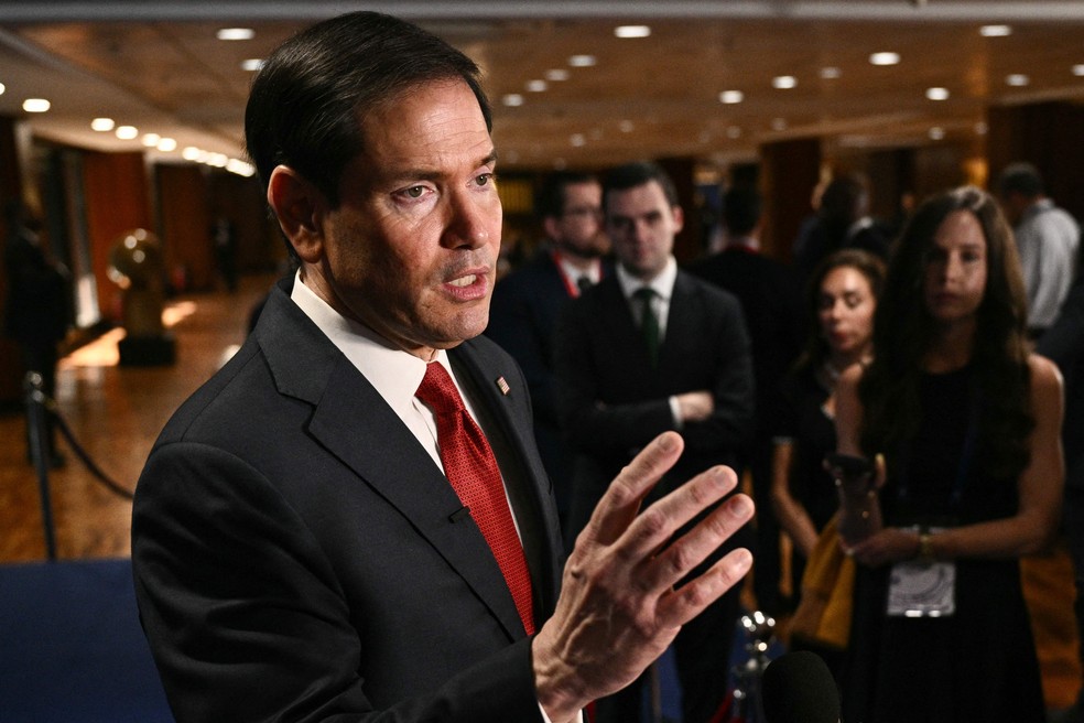 O secret&aacute;rio de Estado dos EUA, Marco Rubio, em conversa com jornalistas durante o encontro de pa&iacute;ses do Sudeste Asi&aacute;tico &mdash; Foto: Brendan Smialowski/AFP