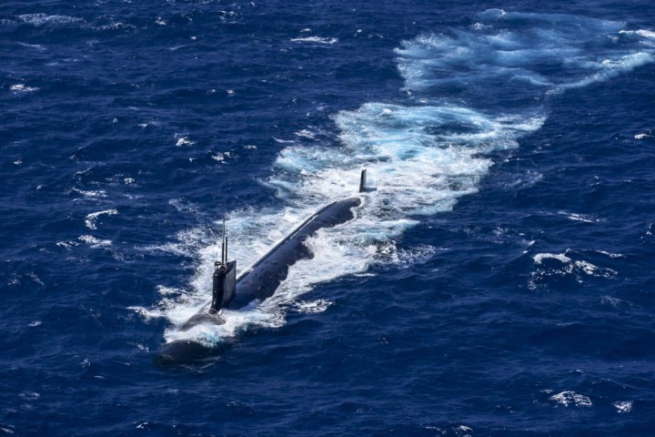 Submarino a propulsão nuclear americano durante exercícios perto da costa de Cartagena, na Colômbia — Foto: AFP