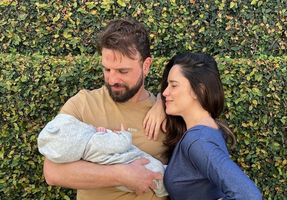 Cassio Reis e Fernanda Vasconcellos são pais de Romeu, de quase três meses — Foto: Reprodução/Instagram