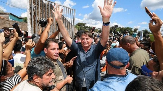 Justiça reduz em mais de R$ 40 mil multa de Bolsonaro por não usar máscara 

