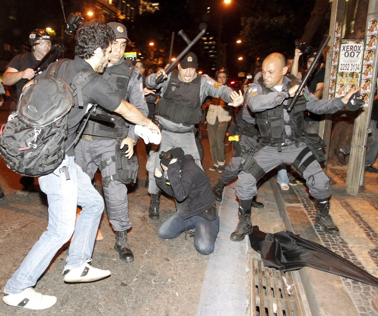 Confronto entre policiais e manifestantes em frente à Câmara de vereadores do Rio, em 30 de setembro de 2013  — Foto: Domingos Peixoto