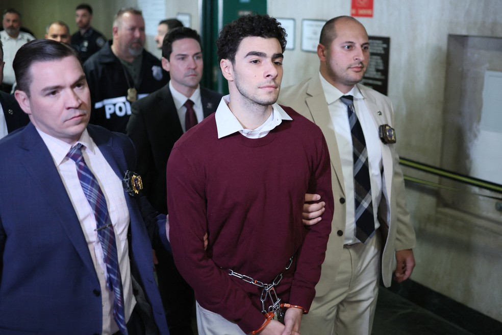 Luigi Mangione (C) chega ao Tribunal Criminal de Manhattan, em Nova York, em 23 de dezembro de 2024 — Foto: CHARLY TRIBALLEAU / AFP