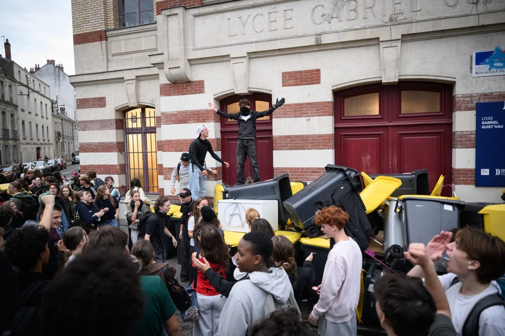 Estudantes se re&uacute;nem ao redor de lixeiras empilhadas na entrada, realizando um protesto com bloqueio na escola de ensino m&eacute;dio Gabriel Guist'hau, durante um dia de greves e manifesta&ccedil;&otilde;es do setor p&uacute;blico em todo o pa&iacute;s, em Nantes, no oeste da Fran&ccedil;a, em 29 de setembro de 2026 &mdash; Foto: LOIC VENANCE / AFP