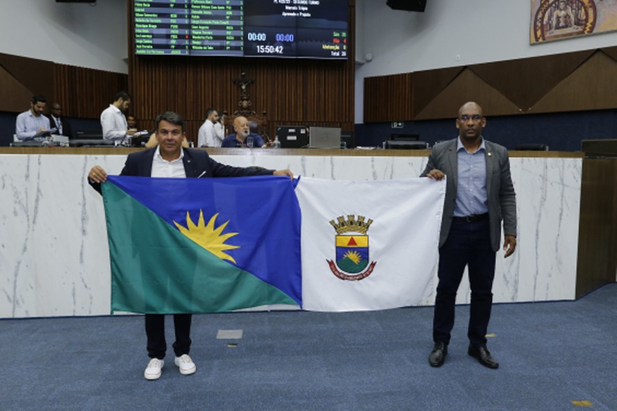 Nova bandeira de BH (à esquerda) foi aprovada pela Câmara Municipal em 2023