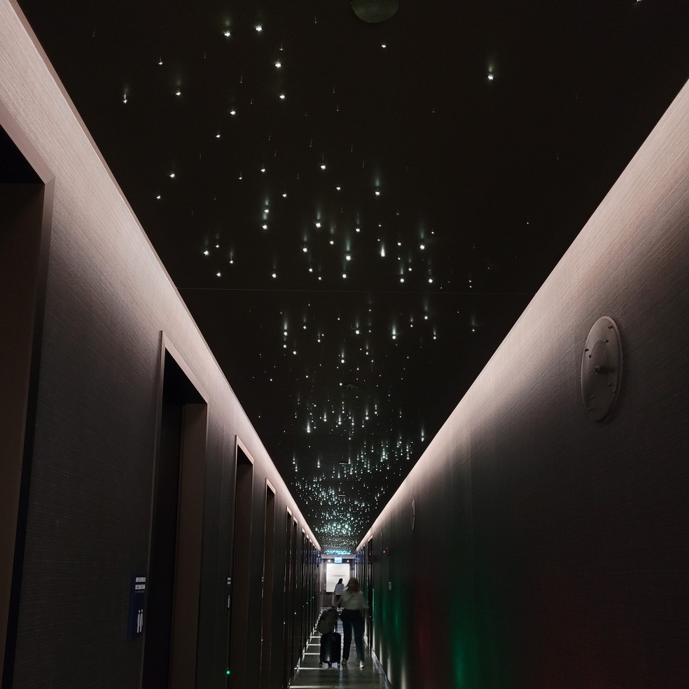The “starry sky” in the corridor leading to the bathrooms and showers of the United Airlines Polaris lounge, at Chicago airport, United States — Photo: Eduardo Maia/O Globo