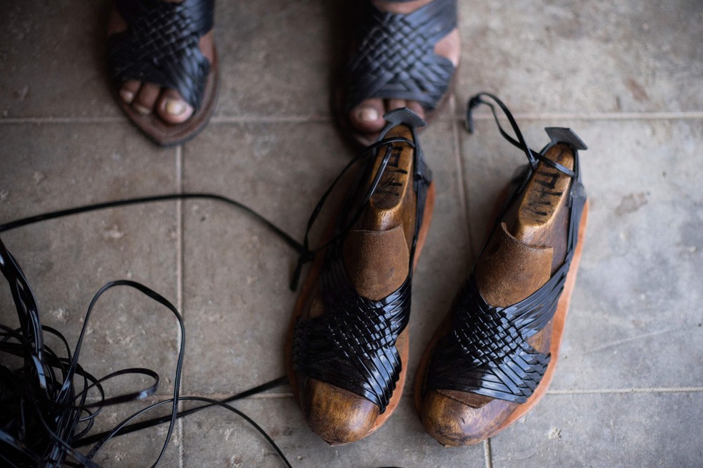 Dezenas de Artesãosdo vilarejo Fagricam os huaraches - mão-foto: Rodrigo Oropeza / AFP