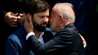Gabriel Boric, President of Chile, Luiz Inacio Lula da Silva, Brazil, during a family photo at COP30 — Photo: Pablo PORCIUNCULA / AFP