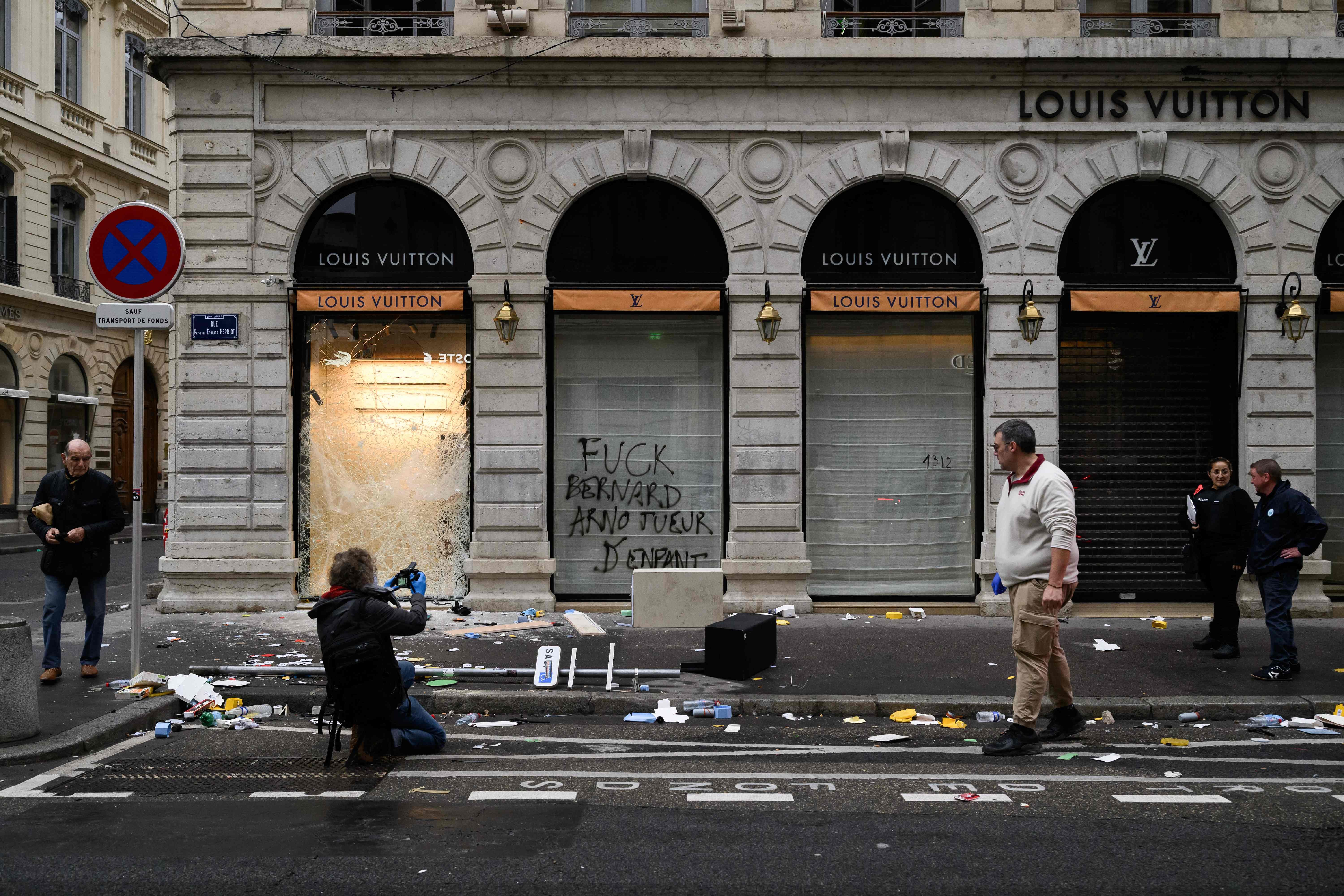 Análise: Saques a marcas de grifes durante protestos na França expõem