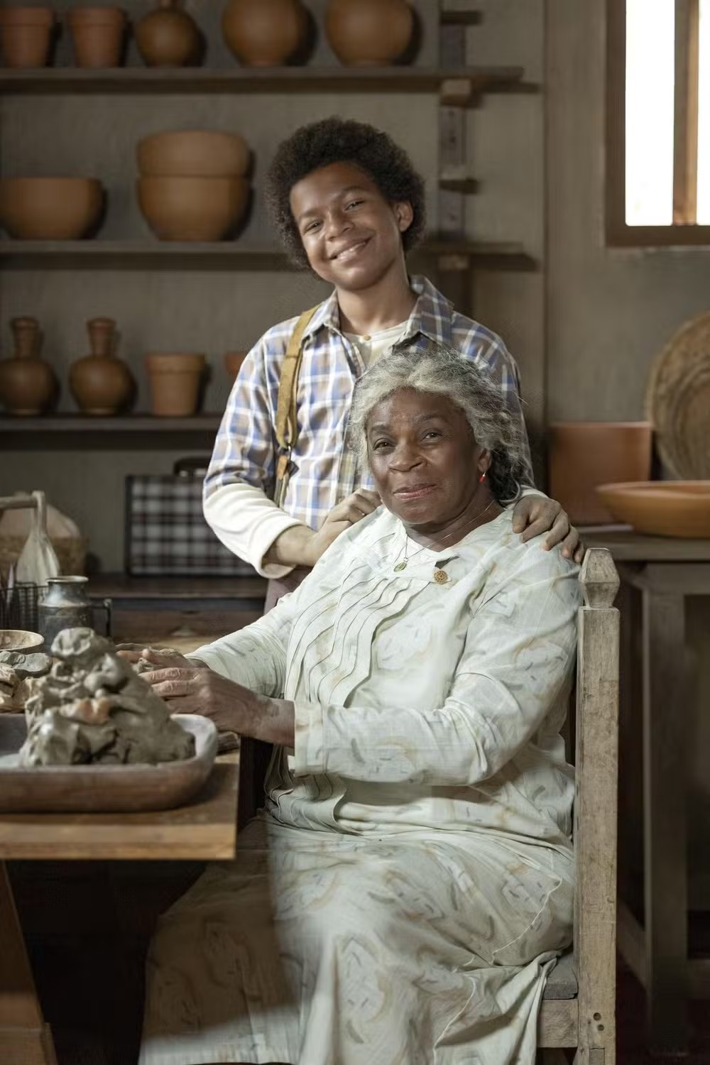 Dona Menina (Zezé Motta) é avó de Vitalino (Levi Asaf), que é filho de Januário (Ítalo Martins) e um talento em lapidação em cerâmica — Foto: TV Globo/ Manoella Mello