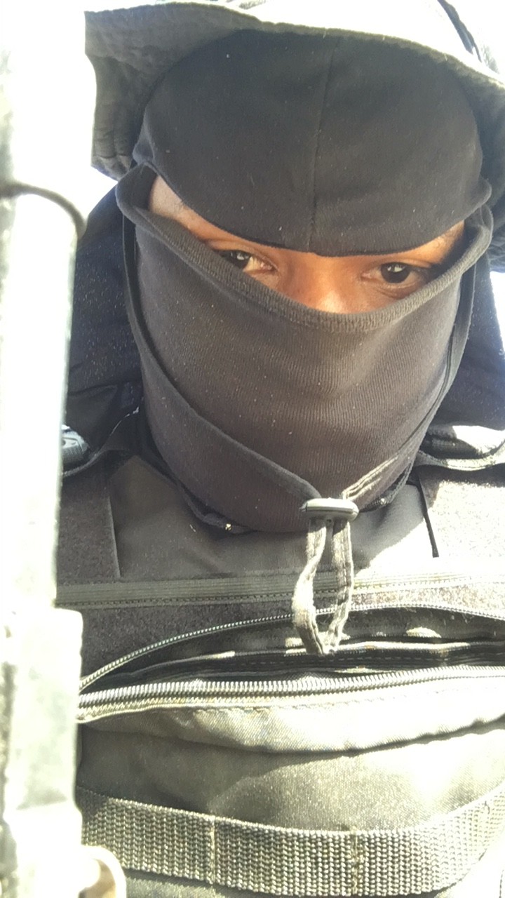 O miliciano Tandera com uma espécie de uniforme todo preto e balaclava: apenas os olhos à mostra — Foto: Reprodução