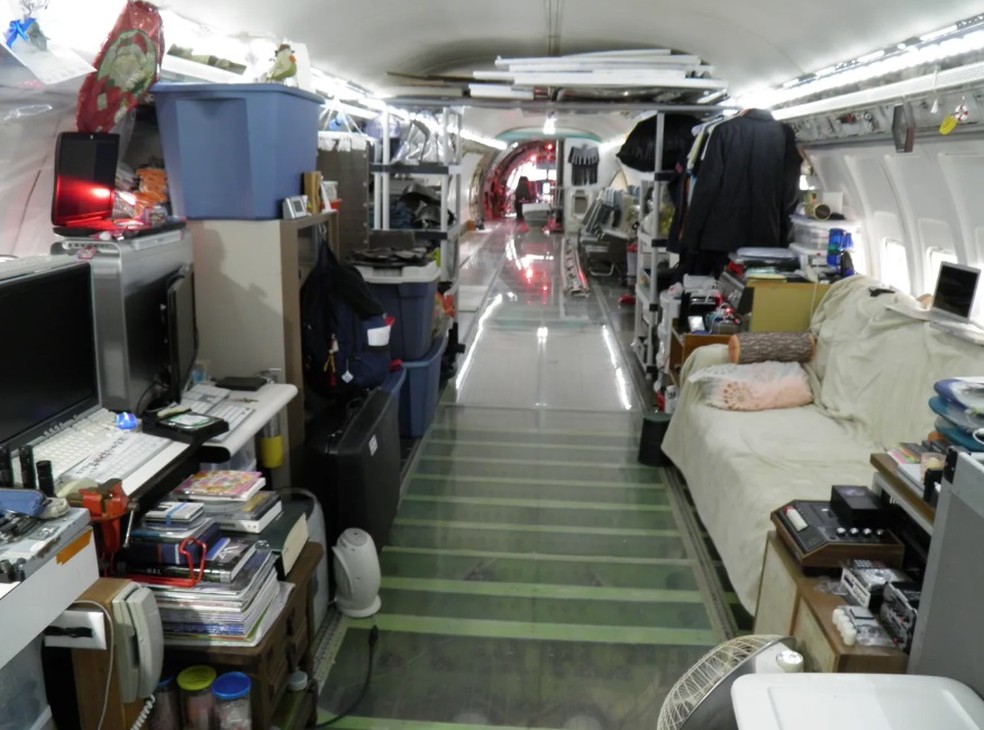 Ao longo dos últimos 20 anos, Campbell abriu as portas de seu avião para visitantes curiosos. — Foto: AirplaneHome.com