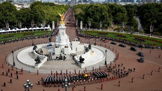 Cortejo fúnebre da Rainha Elizabeth II passa ao redor do Memorial da Rainha Vitória  — Foto: Chip Somodevilla / POOL / AFP