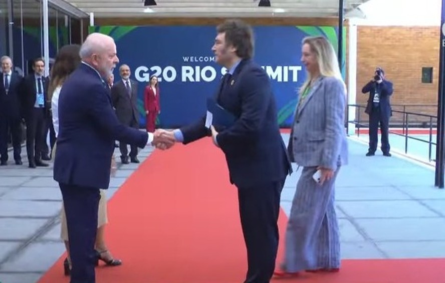 Lula cumprimenta o presidente argentino, Javier Milei