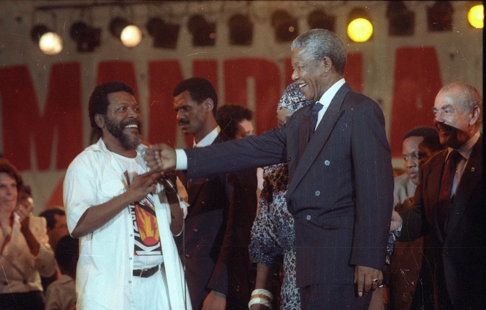 Nelson Mandela, em visita ao Brasil, durante ahow na Praça da Apoteose, com Martinho da Vila e Leonel Brizola — Foto: Guilherme Bastos