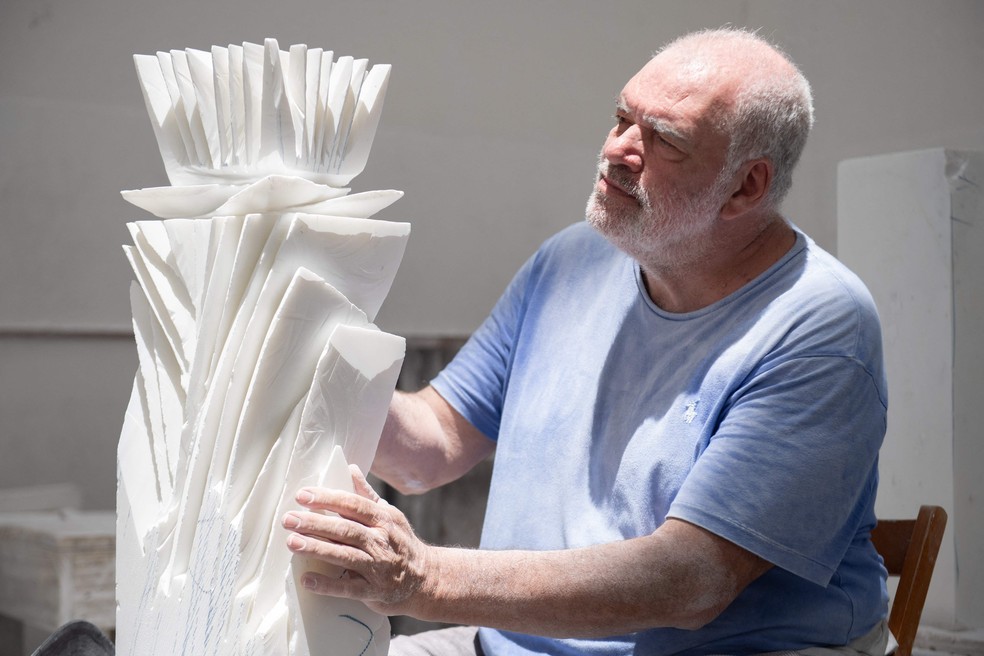O escultor uruguaio Pablo Atchugarry em seu ateliê no Museu de Arte Contemporânea Atchugarry (MACA), o maior do tipo no Uruguai, nos arredores de José Ignacio — Foto: Santiago Mazzarovich / AFP