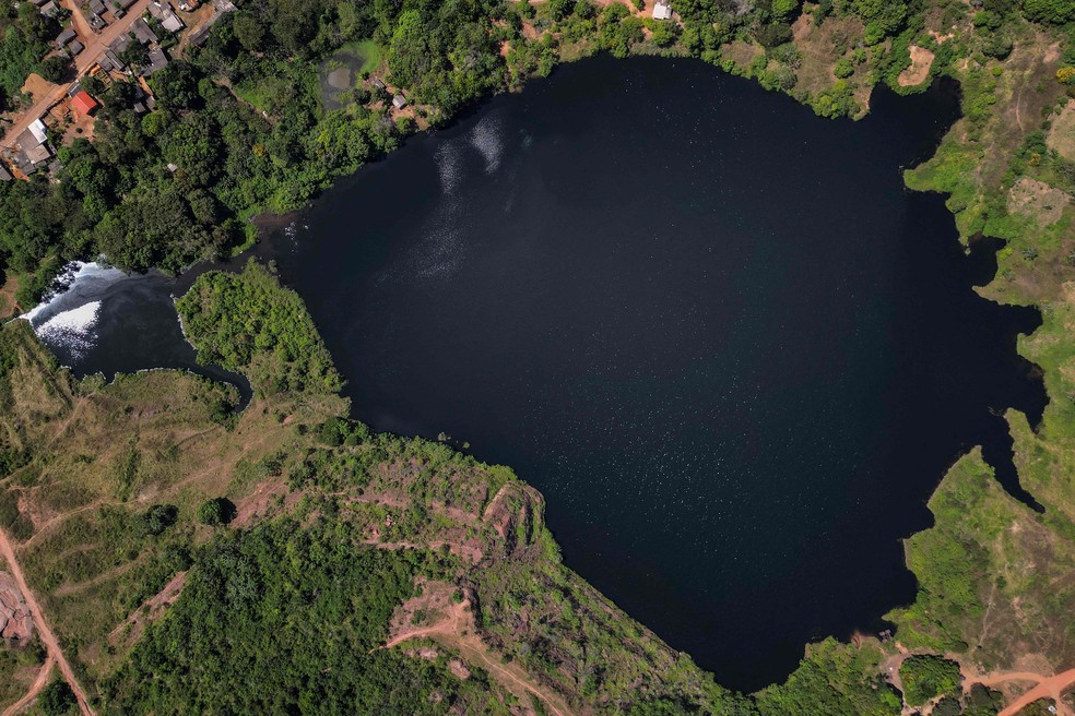 Vista aérea do lago formado no local onde funcionou a mina de Serra Pelada, no Pará — Foto: Nelson Almeida/AFP