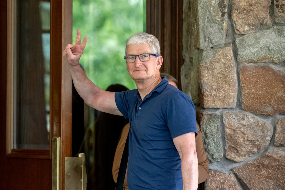 Tim Cook, CEO da Apple, na chegada do 'acampamento de verão' — Foto: Bloomberg