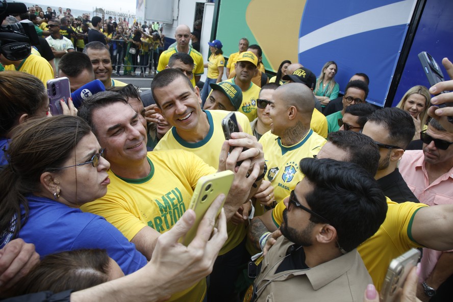 Dogulas Ruas com Fl&aacute;vio Bolsonaro em ato de Copacabana na abertura da campanha