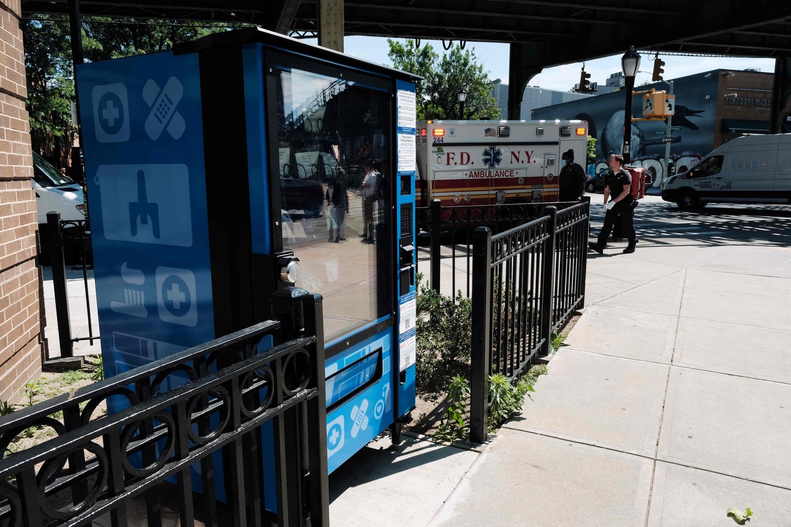 Nova máquina de venda automática no Brooklyn distribuirá tiras de teste de fentanil, naloxona, kits de higiene, absorventes, vitamina C e testes de COVID-19 gratuitos — Foto: Spencer Platt / Getty Images via AFP