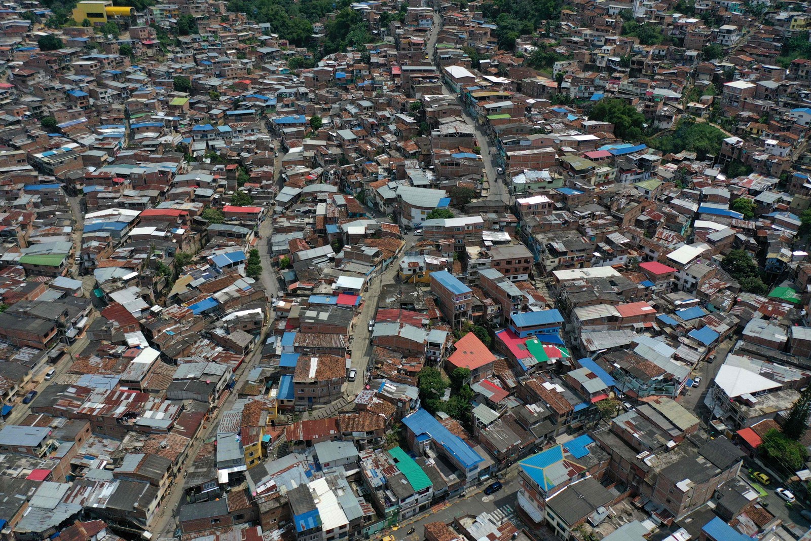 Imagem aérea favela de Siloe em Cali, Colômbia, que passará por eleições presidenciais em 29 de maio — Foto: RAUL ARBOLEDA/ AFP