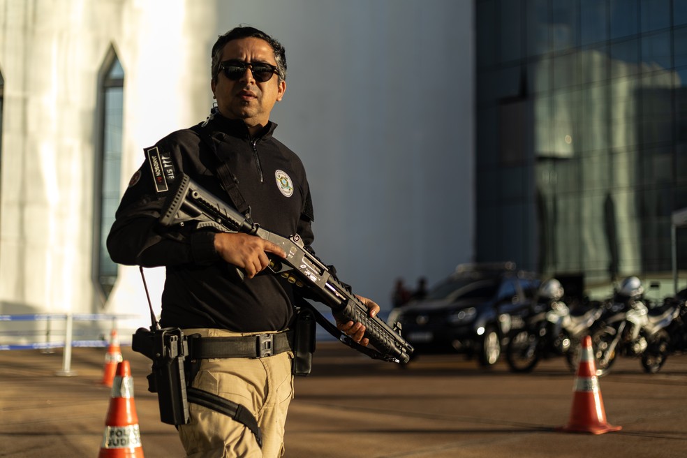 Segurança reforçada em frente ao anexo 2 do Supremo Tribunal Federal (STF) — Foto: Brenno Carvalho / Agência O Globo