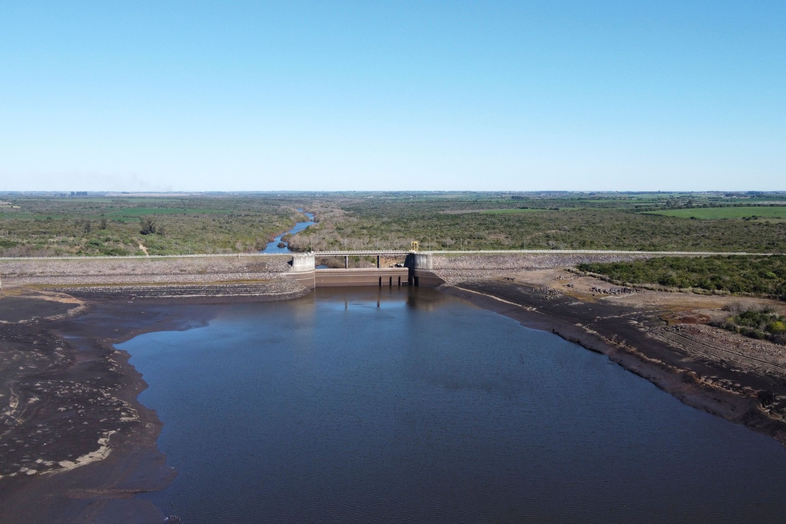 Reservatório de Paso Severino fornece água para mais da metade dos 3,4 milhões de habitantes do país — Foto: Martín SILVA / AFP