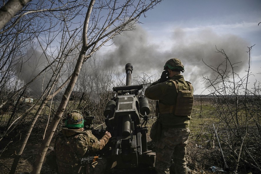 Militares ucranianos disparam com um obus M119 105mm em posições russas perto de Bakhmut, Ucrânia