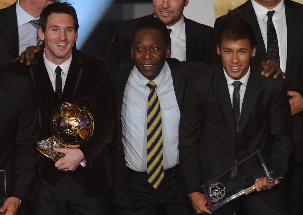 Messi, Pelé e Neymar quando o argentino recebeu sua terceira Bola de Ouro, em 2012 — Foto: Franck FIFE / AFP