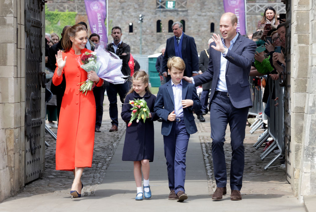 Kate Middleton, a princesa Charlotte, o príncipe George e o príncipe William em visita ao País de Gales — Foto: GettyImages