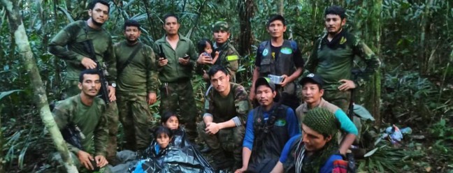 Equipes de resgate posam com crianças resgatadas na selva colombiana — Foto: Forças armadas da Colômbia / Twitter