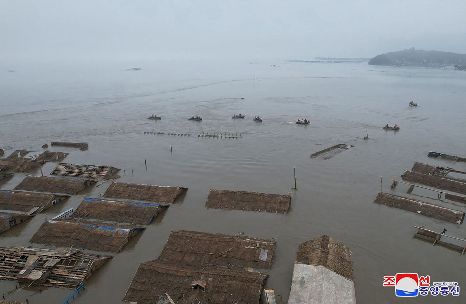 termaiistambém Inundou Moladias ESubmergiuáreas de terrasagrícolasno Norte, perto da Chine -foto:kcna/afp