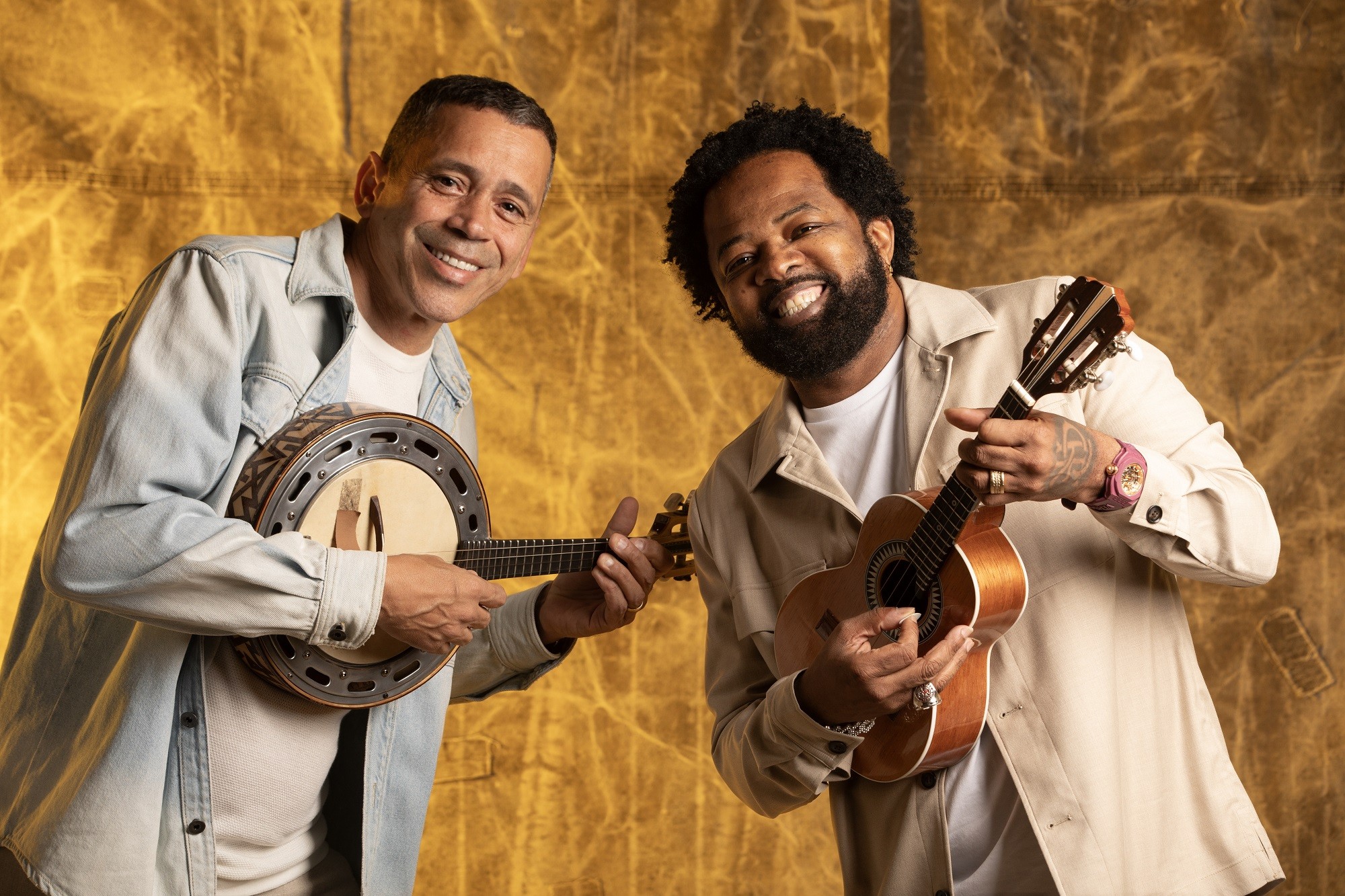 Xande de Pilares e Mauro Júnior: reencontro e nostalgia marcam turnê histórica do Revelação