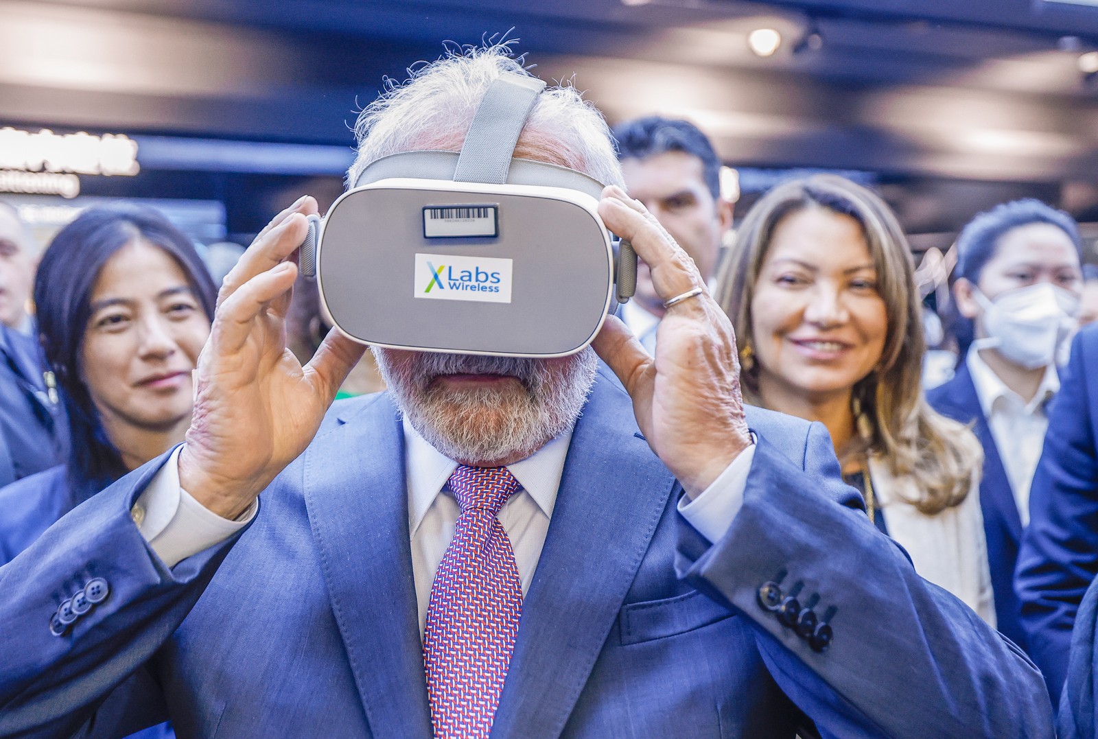 Lula com óculos de realidade virtual aumentada durante visita a fábrica da Huawei — Foto: Ricardo Stuckert